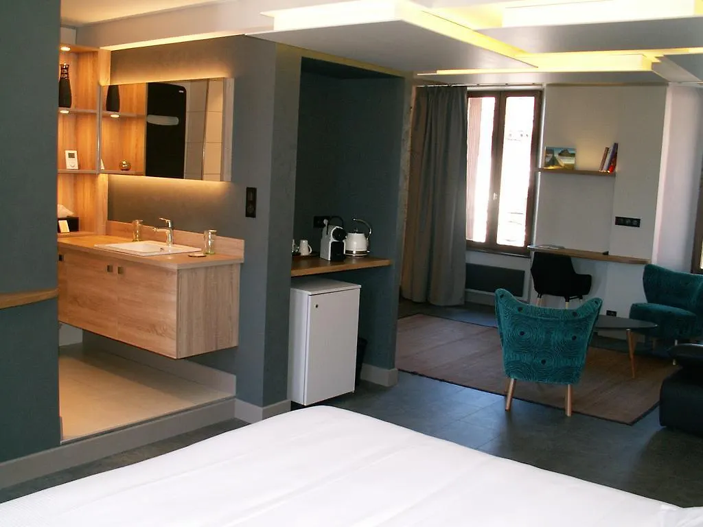 Logis Hotel Restaurant Gilles Moreau לאיול