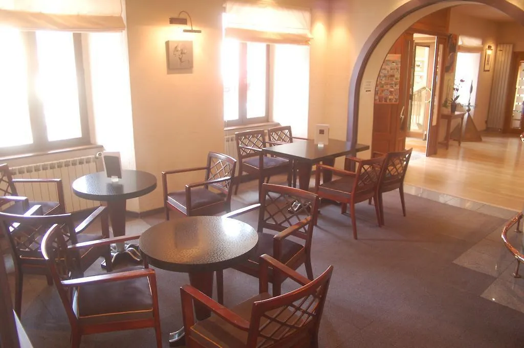 Logis Hotel Restaurant Gilles Moreau לאיול 3*,