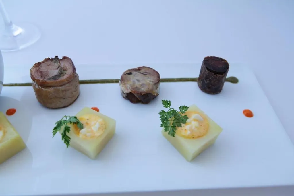 Logis Hotel Restaurant Gilles Moreau לאיול