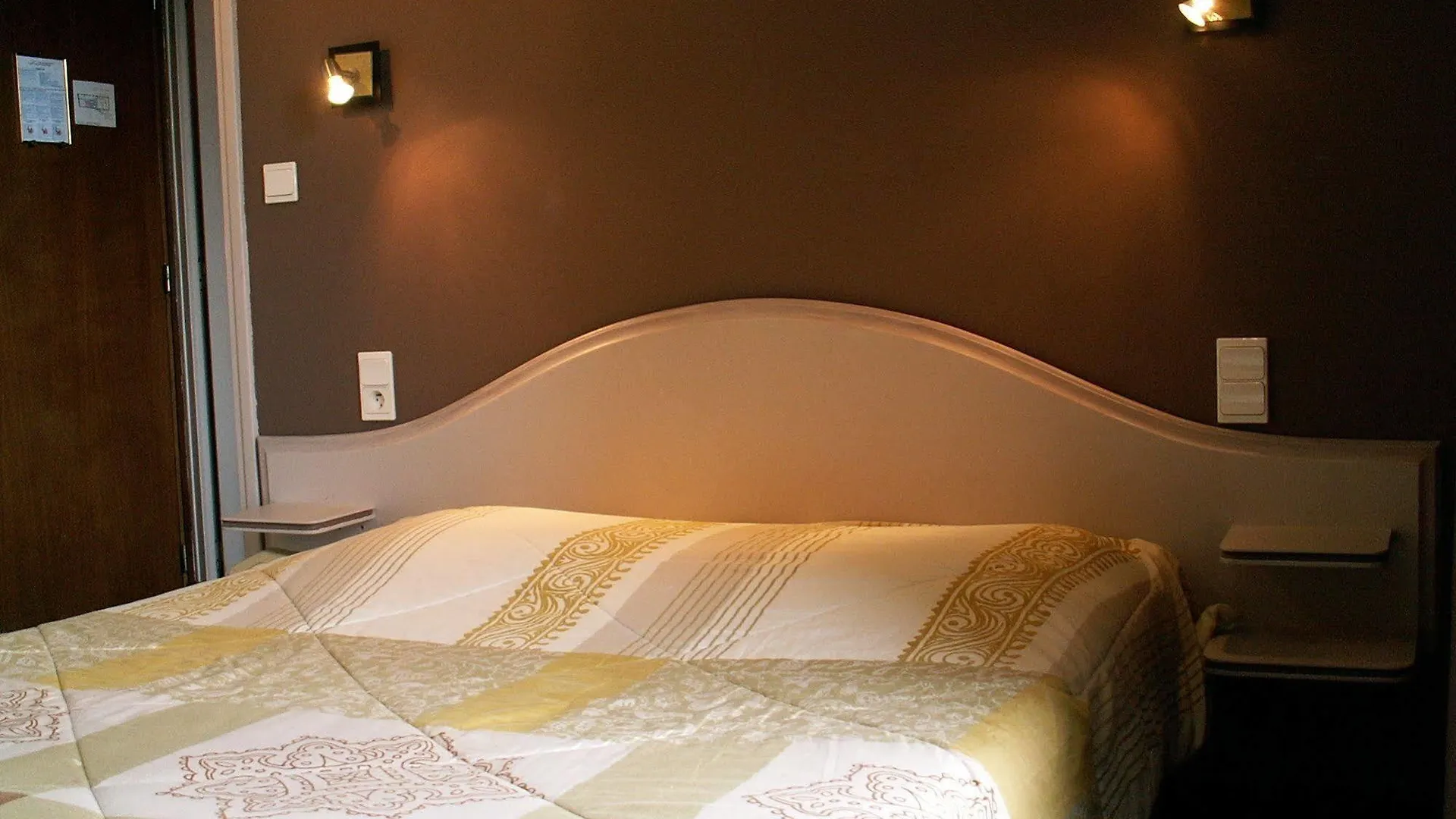 Logis Hotel Restaurant Gilles Moreau לאיול 3*,  צרפת