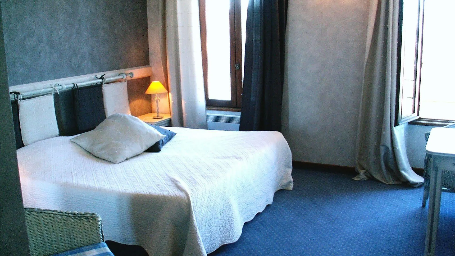 Logis Hotel Restaurant Gilles Moreau לאיול 3*,