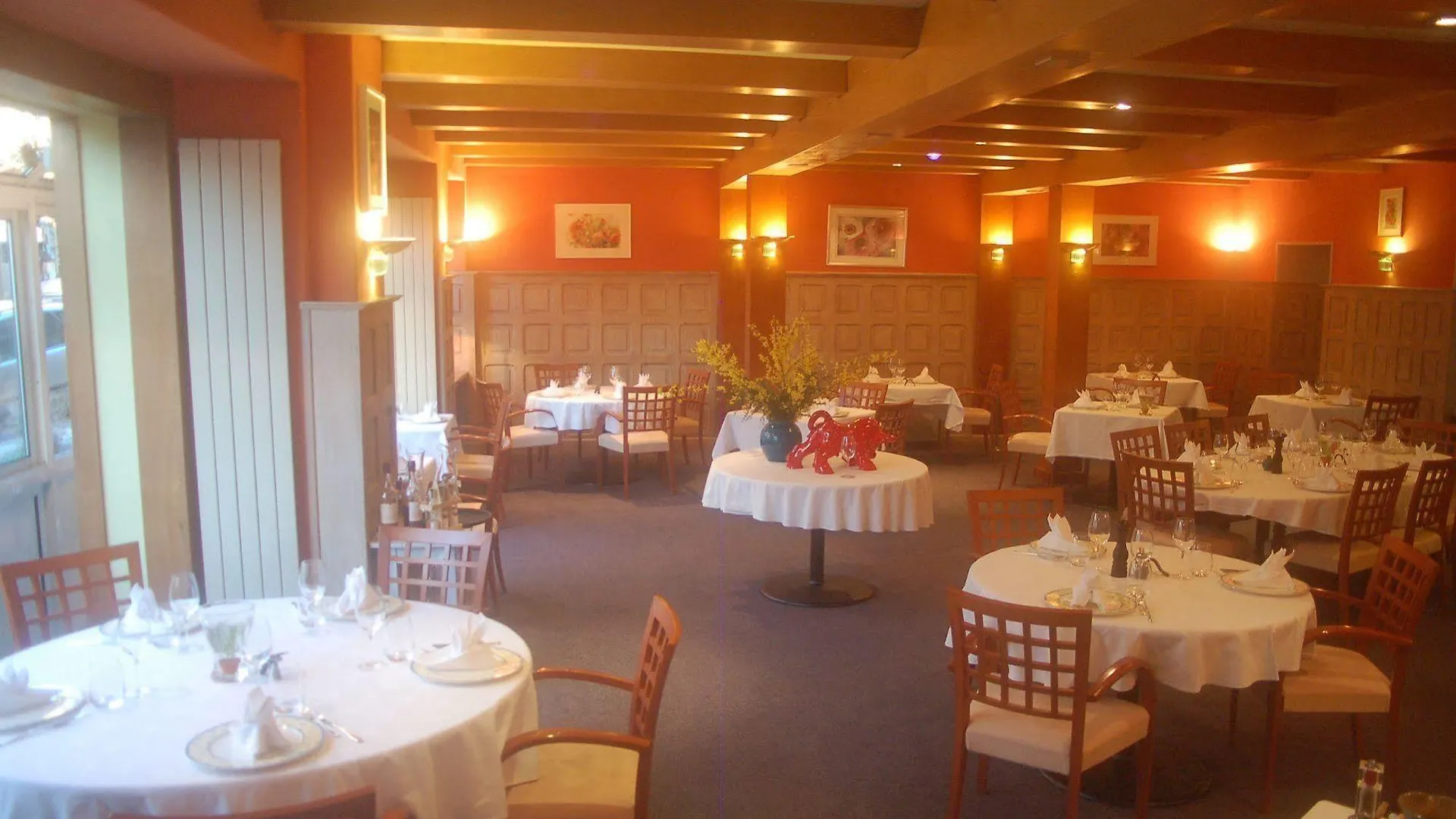 Logis Hotel Restaurant Gilles Moreau לאיול