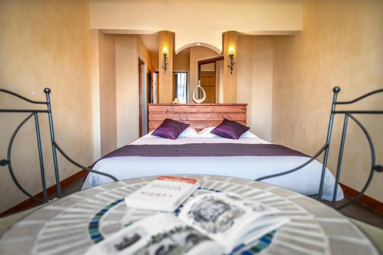 Logis Hotel Restaurant Gilles Moreau לאיול